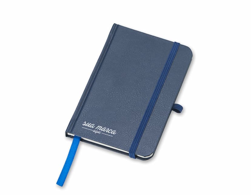 Bloco de Anotações 14x9 - Ideal para você que busca praticidade e organização. Feito em couro sintético de alta qualidade, esse bloco de anotações é perfeito para o dia a dia no trabalho, na escola ou em casa. Composto por páginas em papel reciclado, ele é sustentável e possui um tamanho compacto, facilitando o transporte. Mantenha-se sempre atualizado e bem informado com seu bloco de anotações 14x9. Garanta já o seu!