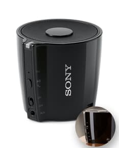 Caixa de som preta de alta qualidade para amplificar sua experiência musical. Equipamento eletrônico moderno e potente, ideal para uso em casa, no escritório ou em eventos. Aumente o volume e sinta a qualidade do som como nunca antes! Compre já a sua.