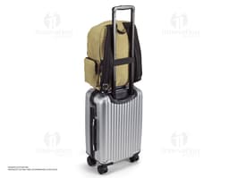 Mochila para notebook de couro preta, elegante e moderna. Ideal para viagens de negócios e uso diário. Compartimento espaçoso