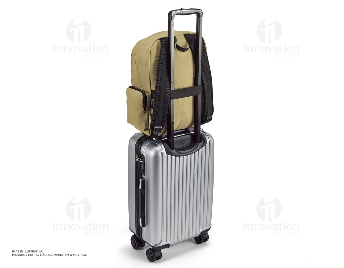 Mochila para notebook preta, feita de aço e alumínio, possui compartimento especial para laptop e outros equipamentos eletrônicos. Ideal para profissionais que precisam de praticidade e segurança no transporte de seus dispositivos.