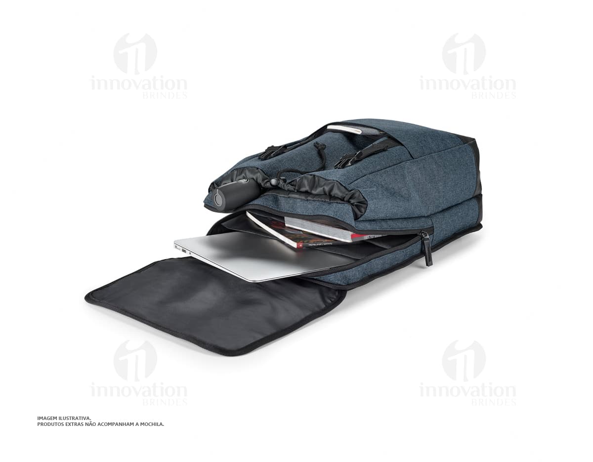 Mochila para notebook em couro, moderna e prática. Ideal para viagens ou uso diário. Compartimento espaçoso com zíper, alça confortável e design clássico. Acessório indispensável para quem busca estilo e funcionalidade em um só produto. Garanta já a sua!
