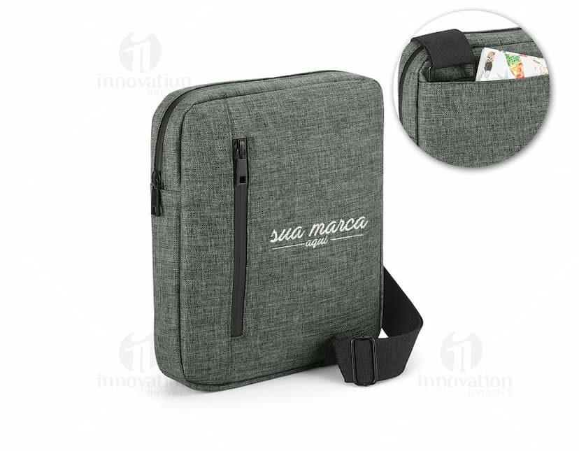 Pasta executiva de couro genuíno para um visual de negócios elegante. Perfeita para viagens e reuniões, possui amplo espaço de armazenamento. Acessório moderno e versátil, ideal para profissionais que buscam praticidade e estilo.