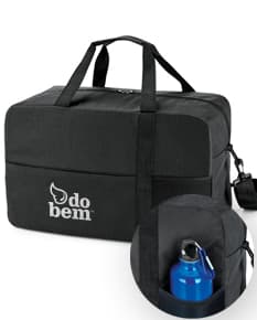 Bolsa esportiva preta de couro vintage para viagens e equipamentos esportivos. Ideal para armazenar acessórios esportivos pessoais com estilo e praticidade. Perfeita para quem busca uma opção de bagagem moderna e elegante. Aproveite!