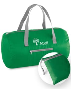 Bolsa esportiva dobrável em couro preta vazia, com fecho de zíper e alça. A imagem mostra o objeto em close-up, com detalhes do acabamento em textura marrom. O acessório é ideal para transporte de roupas de academia, equipamentos esportivos ou outros objetos pessoais durante práticas esportivas ou viagens.