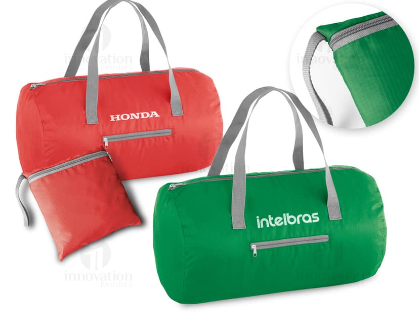 Bolsa esportiva dobrável em couro preta vazia, com fecho de zíper e alça. A imagem mostra o objeto em close-up, com detalhes do acabamento em textura marrom. O acessório é ideal para transporte de roupas de academia, equipamentos esportivos ou outros objetos pessoais durante práticas esportivas ou viagens.