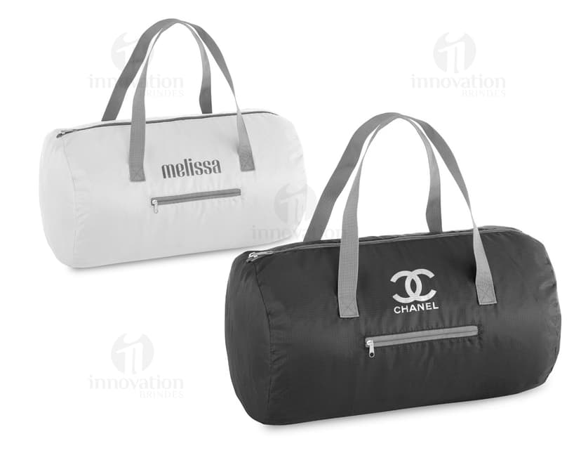 Bolsa esportiva dobrável em couro preta vazia, com fecho de zíper e alça. A imagem mostra o objeto em close-up, com detalhes do acabamento em textura marrom. O acessório é ideal para transporte de roupas de academia, equipamentos esportivos ou outros objetos pessoais durante práticas esportivas ou viagens.