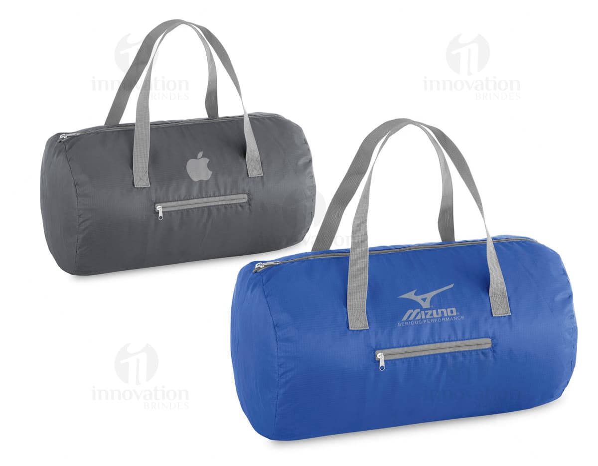 Bolsa esportiva dobrável em couro preta vazia, com fecho de zíper e alça. A imagem mostra o objeto em close-up, com detalhes do acabamento em textura marrom. O acessório é ideal para transporte de roupas de academia, equipamentos esportivos ou outros objetos pessoais durante práticas esportivas ou viagens.