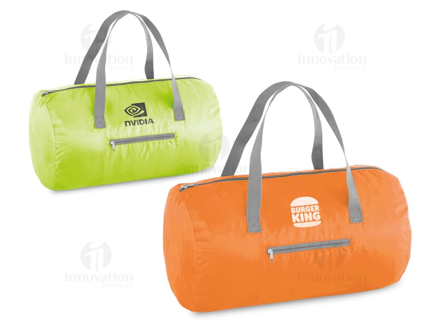 Bolsa esportiva dobrável em couro preta vazia, com fecho de zíper e alça. A imagem mostra o objeto em close-up, com detalhes do acabamento em textura marrom. O acessório é ideal para transporte de roupas de academia, equipamentos esportivos ou outros objetos pessoais durante práticas esportivas ou viagens.