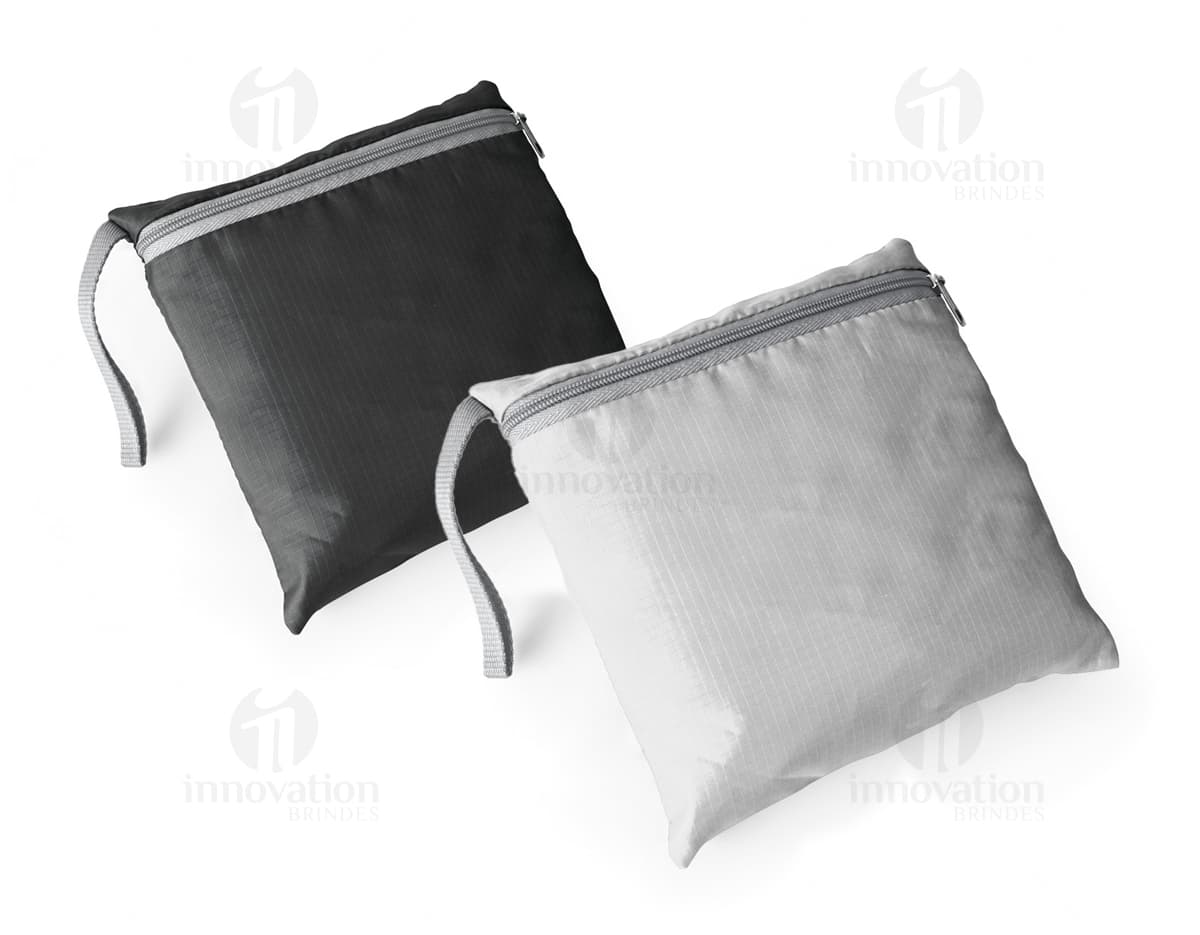 Bolsa esportiva dobrável em couro preta vazia, com fecho de zíper e alça. A imagem mostra o objeto em close-up, com detalhes do acabamento em textura marrom. O acessório é ideal para transporte de roupas de academia, equipamentos esportivos ou outros objetos pessoais durante práticas esportivas ou viagens.