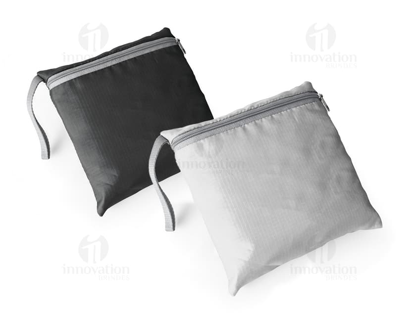 Bolsa esportiva dobrável em couro preta vazia, com fecho de zíper e alça. A imagem mostra o objeto em close-up, com detalhes do acabamento em textura marrom. O acessório é ideal para transporte de roupas de academia, equipamentos esportivos ou outros objetos pessoais durante práticas esportivas ou viagens.