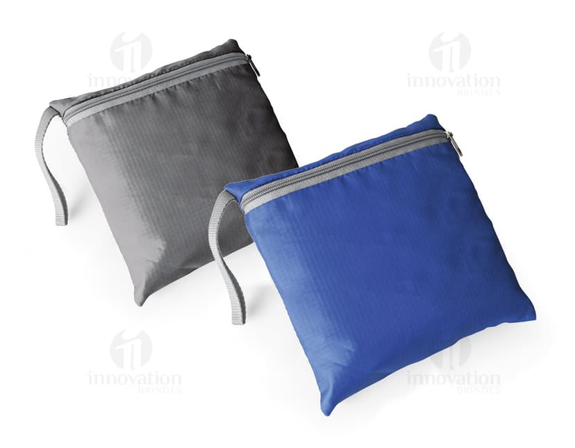 Bolsa esportiva dobrável em couro preta vazia, com fecho de zíper e alça. A imagem mostra o objeto em close-up, com detalhes do acabamento em textura marrom. O acessório é ideal para transporte de roupas de academia, equipamentos esportivos ou outros objetos pessoais durante práticas esportivas ou viagens.