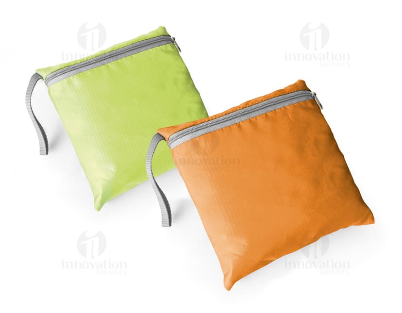 Bolsa esportiva dobrável em couro preta vazia, com fecho de zíper e alça. A imagem mostra o objeto em close-up, com detalhes do acabamento em textura marrom. O acessório é ideal para transporte de roupas de academia, equipamentos esportivos ou outros objetos pessoais durante práticas esportivas ou viagens.