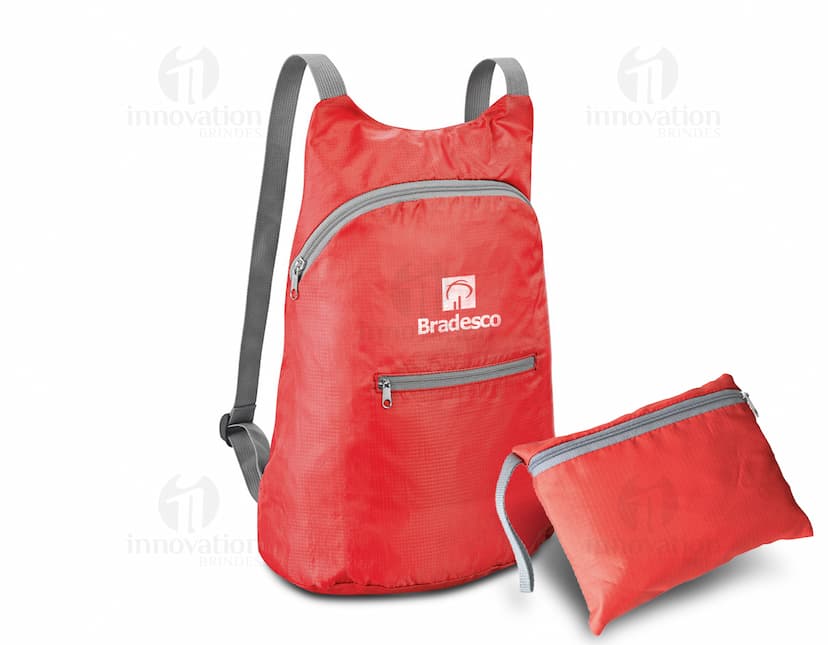 Mochila dobrável de couro preto, com alça de ombro e fecho de zíper. Vazia e pronta para ser usada, perfeita para viagens ou compras. Elegante e moderna, ideal para carregar objetos pessoais com estilo e praticidade.