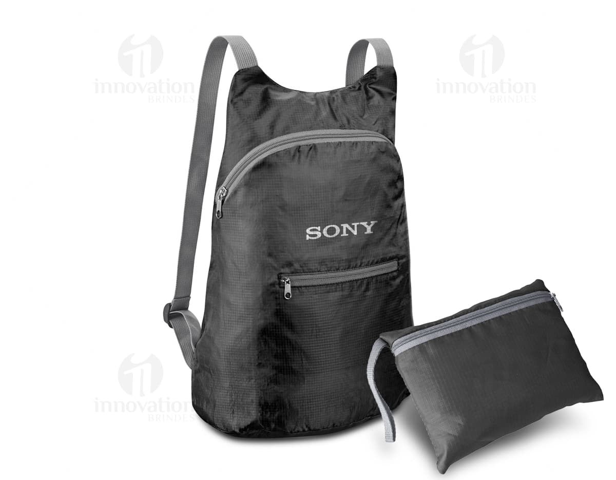 Mochila dobrável de couro preto, com alça de ombro e fecho de zíper. Vazia e pronta para ser usada, perfeita para viagens ou compras. Elegante e moderna, ideal para carregar objetos pessoais com estilo e praticidade.