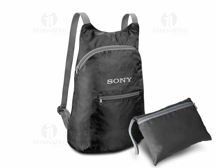 Mochila dobrável de couro preto, com alça de ombro e fecho de zíper. Vazia e pronta para ser usada, perfeita para viagens ou compras. Elegante e moderna, ideal para carregar objetos pessoais com estilo e praticidade.