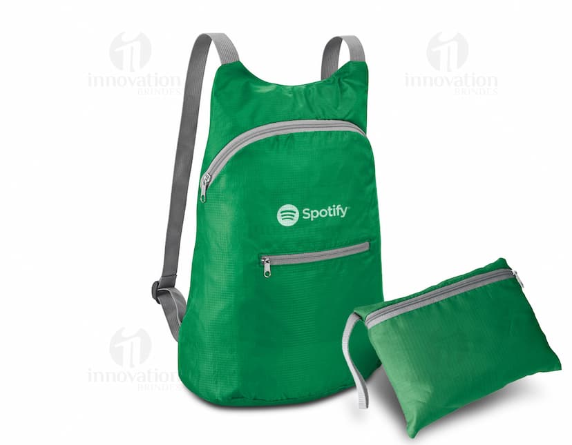 Mochila dobrável de couro preto, com alça de ombro e fecho de zíper. Vazia e pronta para ser usada, perfeita para viagens ou compras. Elegante e moderna, ideal para carregar objetos pessoais com estilo e praticidade.