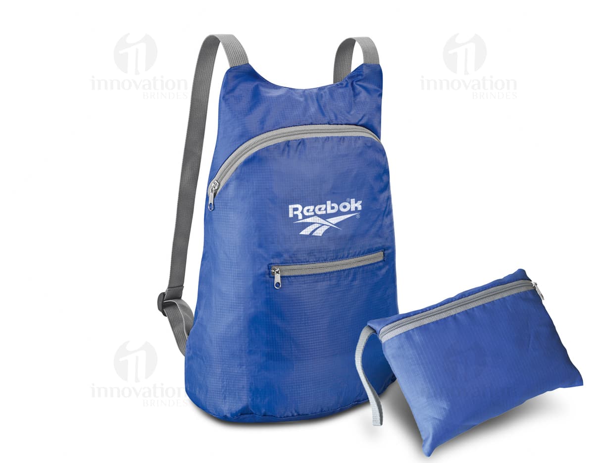 Mochila dobrável de couro preto, com alça de ombro e fecho de zíper. Vazia e pronta para ser usada, perfeita para viagens ou compras. Elegante e moderna, ideal para carregar objetos pessoais com estilo e praticidade.