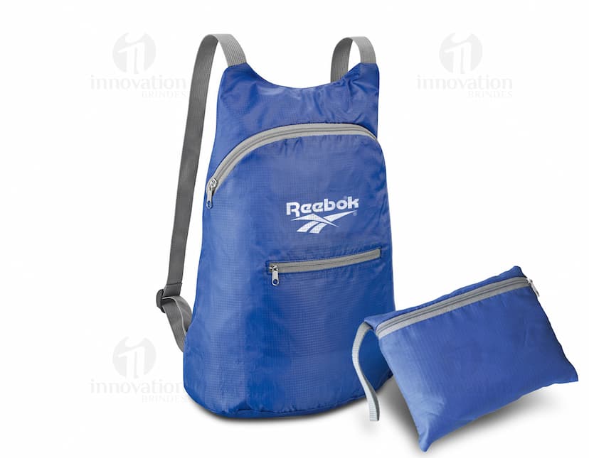 Mochila dobrável de couro preto, com alça de ombro e fecho de zíper. Vazia e pronta para ser usada, perfeita para viagens ou compras. Elegante e moderna, ideal para carregar objetos pessoais com estilo e praticidade.