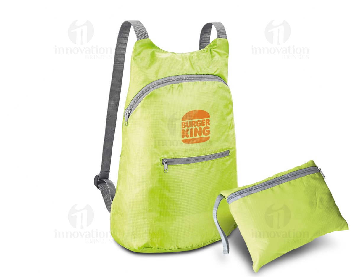 Mochila dobrável de couro preto, com alça de ombro e fecho de zíper. Vazia e pronta para ser usada, perfeita para viagens ou compras. Elegante e moderna, ideal para carregar objetos pessoais com estilo e praticidade.