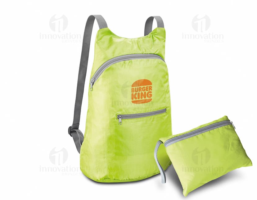 Mochila dobrável de couro preto, com alça de ombro e fecho de zíper. Vazia e pronta para ser usada, perfeita para viagens ou compras. Elegante e moderna, ideal para carregar objetos pessoais com estilo e praticidade.