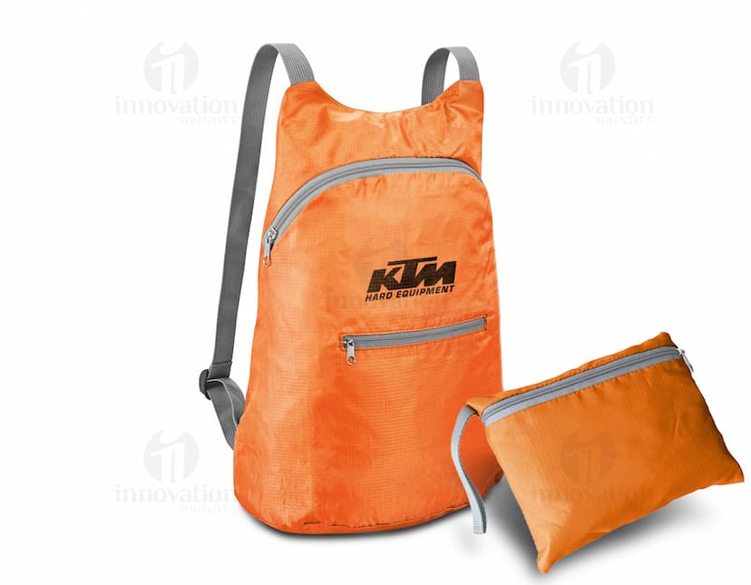 Mochila dobrável de couro preto, com alça de ombro e fecho de zíper. Vazia e pronta para ser usada, perfeita para viagens ou compras. Elegante e moderna, ideal para carregar objetos pessoais com estilo e praticidade.