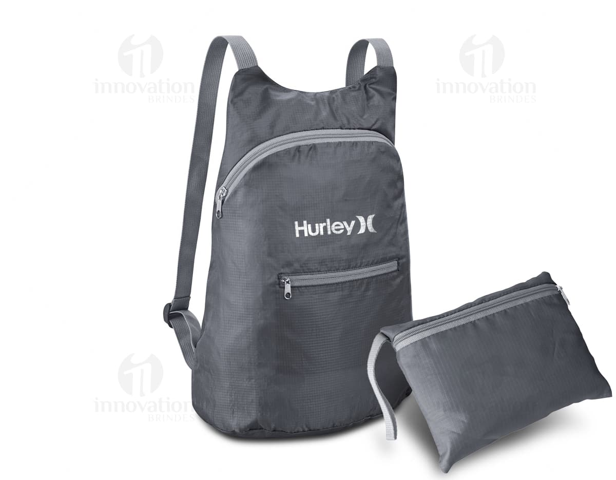 Mochila dobrável de couro preto, com alça de ombro e fecho de zíper. Vazia e pronta para ser usada, perfeita para viagens ou compras. Elegante e moderna, ideal para carregar objetos pessoais com estilo e praticidade.