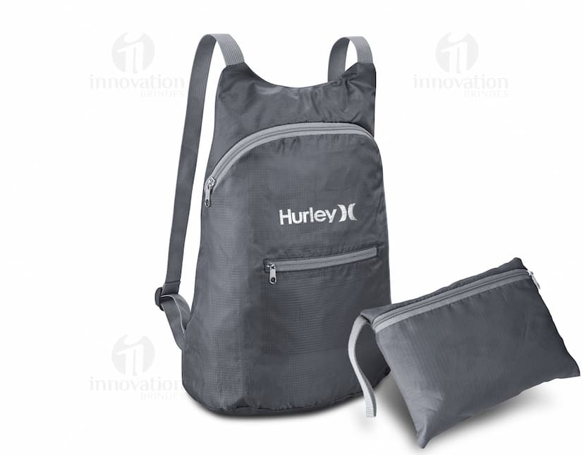 Mochila dobrável de couro preto, com alça de ombro e fecho de zíper. Vazia e pronta para ser usada, perfeita para viagens ou compras. Elegante e moderna, ideal para carregar objetos pessoais com estilo e praticidade.