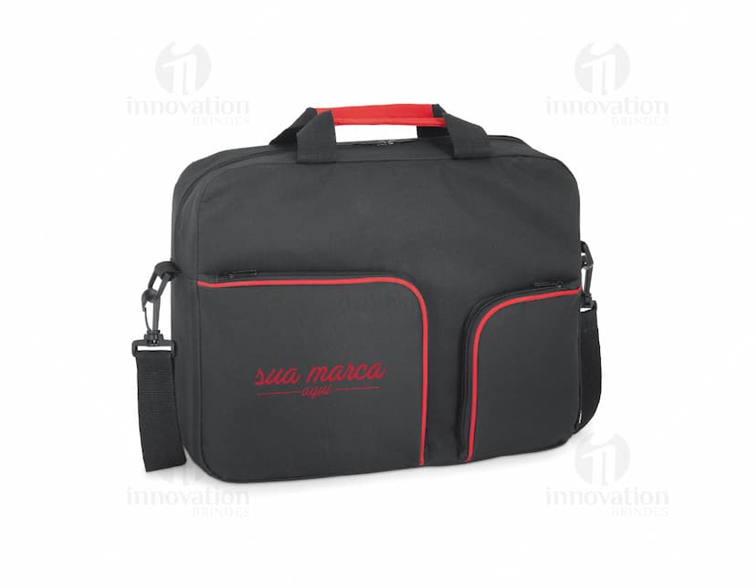Pasta executiva preta feita de couro com alça de ombro e dois bolsos. Elegante, moderna e ideal para viagens de negócios.
