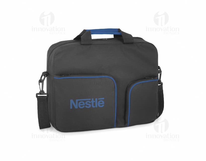 Pasta executiva preta feita de couro com alça de ombro e dois bolsos. Elegante, moderna e ideal para viagens de negócios.