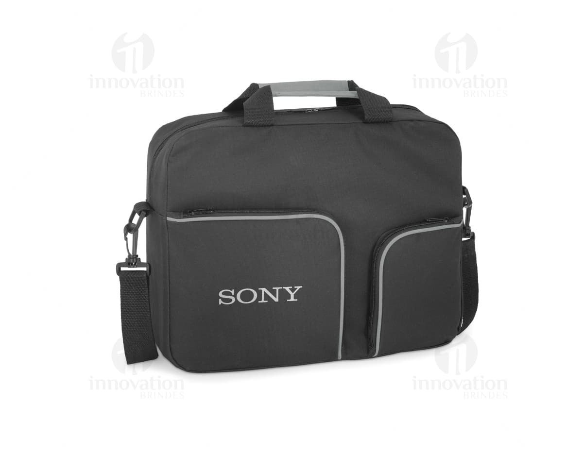 Pasta executiva preta feita de couro com alça de ombro e dois bolsos. Elegante, moderna e ideal para viagens de negócios.