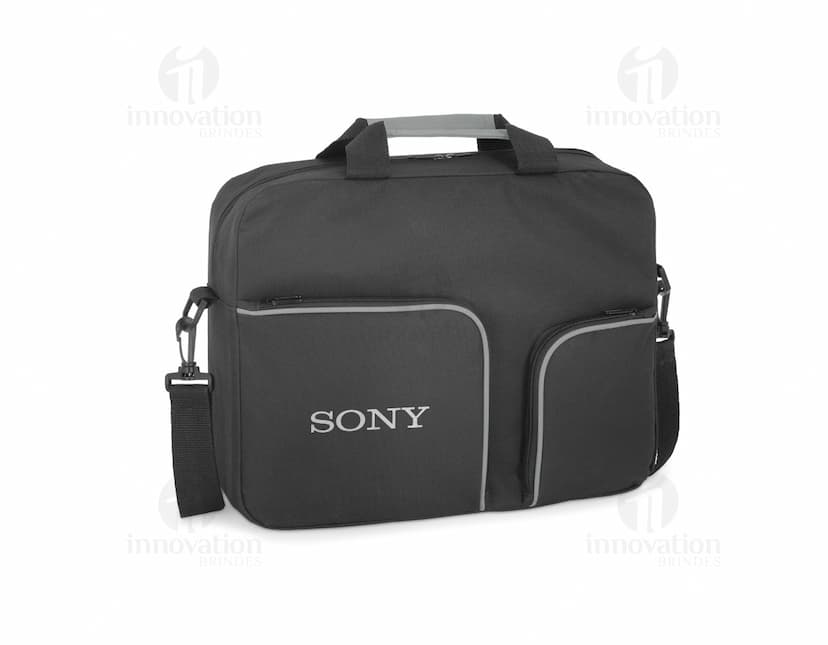 Pasta executiva preta feita de couro com alça de ombro e dois bolsos. Elegante, moderna e ideal para viagens de negócios.