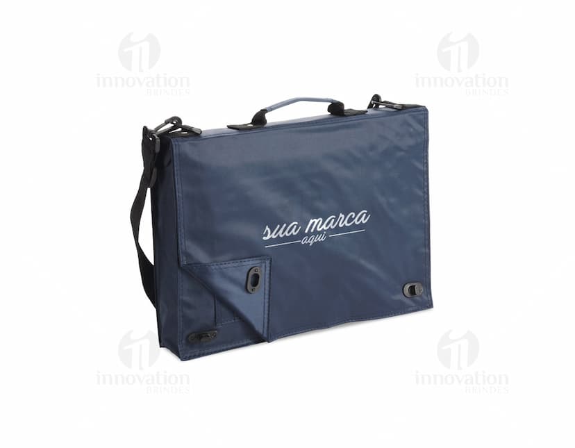 Pasta executiva de couro preto para viagem e negócios. Elegante e moderna, ideal para armazenar documentos e acessórios com segurança. Compre já!