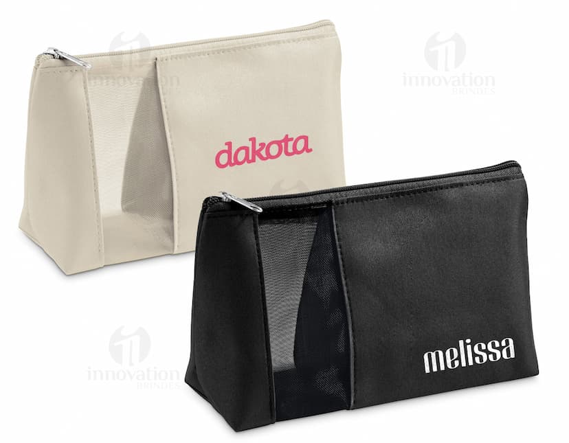 Necessaire de microfibra marrom com zíper preto utilizada para armazenar objetos pessoais, como dinheiro, cartões, documentos e maquiagem. Ideal para viagens e organização de acessórios.