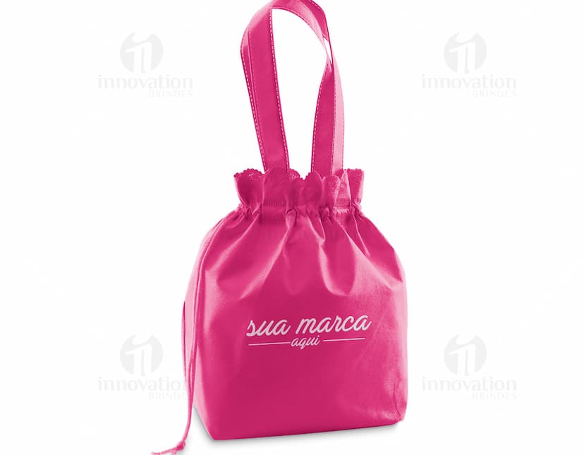 Bolsa de mão de tnt rosa, o acessório perfeito para a temporada de festas. Luxuosa, moderna e elegante, essa bolsa é a combinação ideal de estilo e funcionalidade. Com alça resistente e design clean, é a escolha ideal para quem busca praticidade e glamour. Garanta a sua já! #BolsaDeMão #TNT #AcessórioFashion