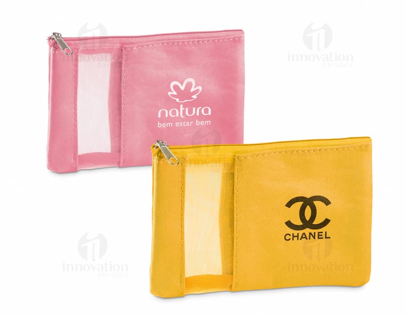 Necessaire de microfibra com vários bolsos, ideal para guardar objetos pessoais. Feita em material resistente e elegante, perfeita para presentear ou para uso pessoal em viagens ou no dia a dia.