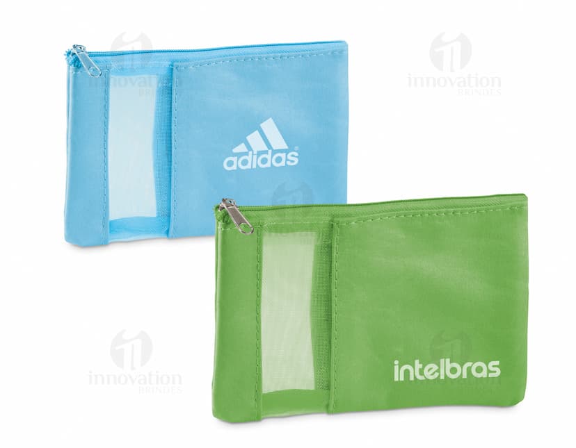 Necessaire de microfibra com vários bolsos, ideal para guardar objetos pessoais. Feita em material resistente e elegante, perfeita para presentear ou para uso pessoal em viagens ou no dia a dia.