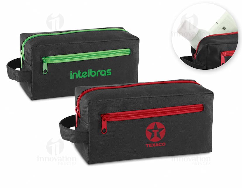 Necessaire 600D com alça lateral frontal em material resistente, preto, moderno e espaçoso para armazenar e transportar diversos objetos de higiene e beleza.