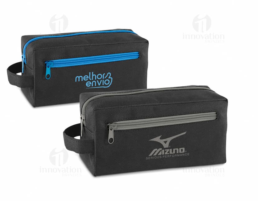 Necessaire 600D com alça lateral frontal em material resistente, preto, moderno e espaçoso para armazenar e transportar diversos objetos de higiene e beleza.