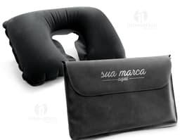 Almofada de Pescoço de Couro Preto: Elegância e Conforto para Suas Viagens. Ideal para Negócios ou Compras. Feita com