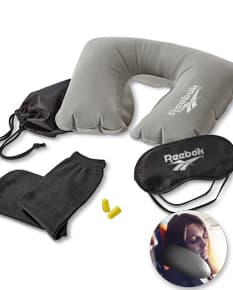 Kit de Viagem Fashion em Couro para Proteção de Óculos e Luvas. Este acessório moderno é perfeito para homens de negócios que buscam segurança e estilo durante suas viagens. Proteja seus equipamentos e garanta uma viagem mais segura e confortável. Ideal para quem preza pela qualidade e praticidade.