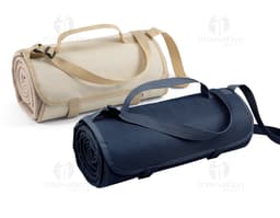 Manta tecido polar preta com alça ajustável, moderna e confortável. Ideal para viagens, lazer ou trabalho, proporcionando