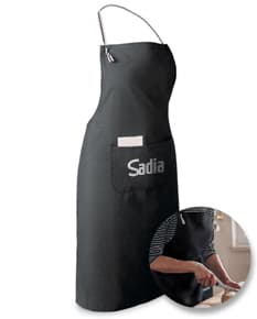 Avental para brindes de moda casual e elegante, perfeito para proteger suas roupas enquanto cozinha, ideal para uso em casa ou em atividades comerciais. Fabricado em material plástico de alta qualidade, é um acessório indispensável para quem busca praticidade e estilo. Adquira já o seu!