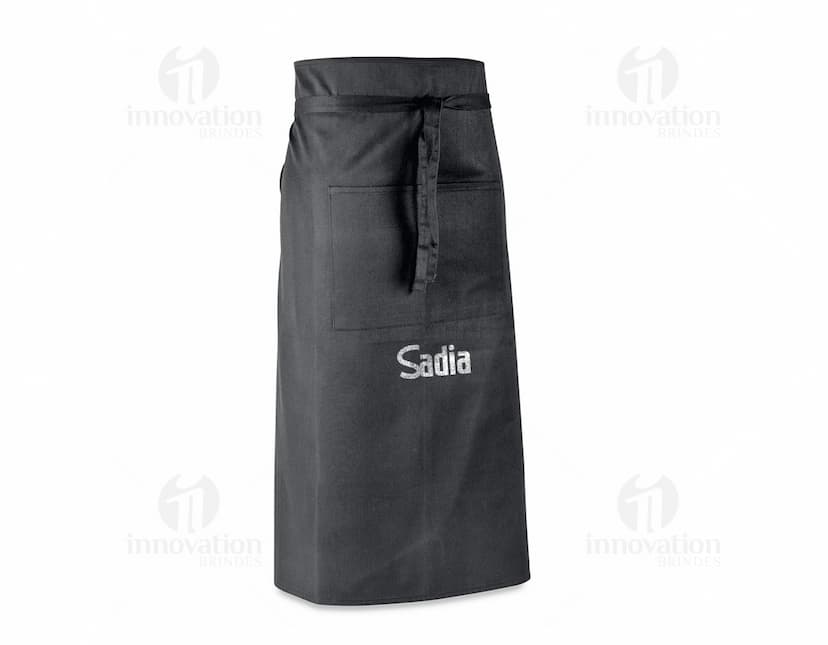 Avental de algodão poliéster preto, elegante e moderno, com bolsos e feito de material resistente. Ideal para uso casual ou no trabalho, proporcionando estilo e proteção.