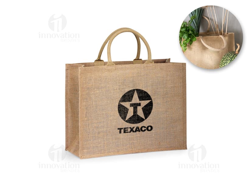 Bolsa de compras de juta marrom com alças de metal, fecho de cadeado, vazia e aberta. Inclui etiqueta de preço, símbolo de segurança e etiqueta de moda.