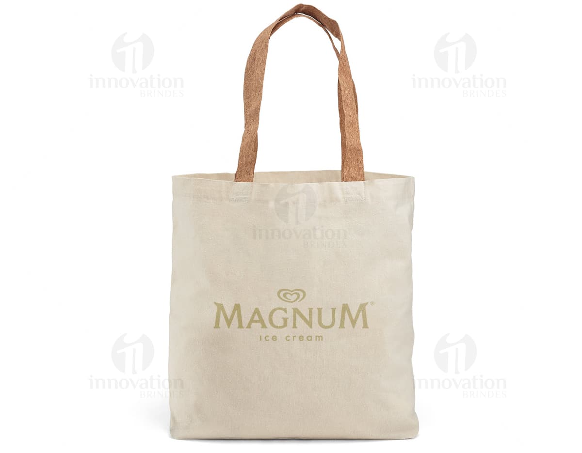 Sacola de algodão marrom com alças de cortiça, vazia e aberta. O design é elegante e moderno, perfeito para compras ou presentes. O material é resistente e possui um detalhe de padlock para segurança. A textura é vintage e grunge, dando um toque de estilo retro.