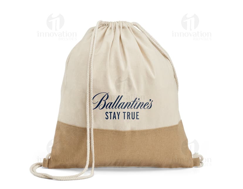 Sacola mochila de estilo moderno e elegante, perfeita para viagens, compras ou trabalho. Feita em tecido de alta qualidade, garantindo conforto e praticidade. Adquira já a sua e desfrute de toda a sofisticação e funcionalidade deste acessório versátil. Ideal para quem busca praticidade com muito estilo.