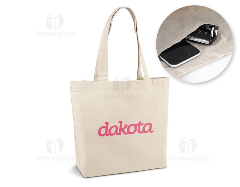Sacola de algodão canvas 280g com bolso, ideal para compras e transporte de mercadorias. Feita de material resistente, possui um design moderno e elegante. Perfeita para uso comercial ou pessoal, garantindo segurança e proteção para seus pertences. Cor marrom, com alças e fecho de metal, proporcionando praticidade e estilo.