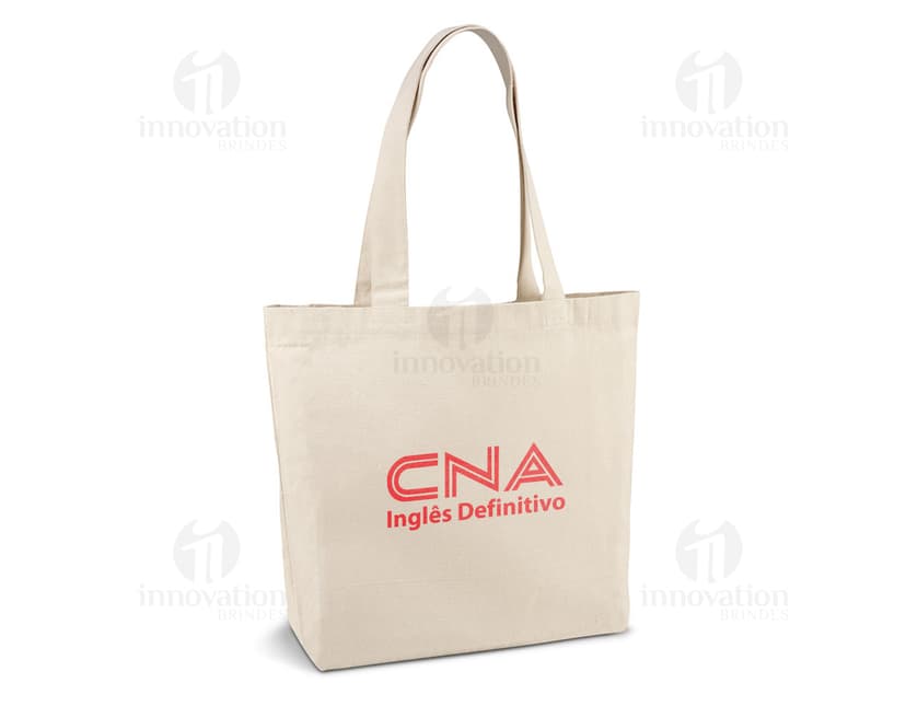 Sacola de algodão canvas 280g com bolso, ideal para compras e transporte de mercadorias. Feita de material resistente, possui um design moderno e elegante. Perfeita para uso comercial ou pessoal, garantindo segurança e proteção para seus pertences. Cor marrom, com alças e fecho de metal, proporcionando praticidade e estilo.