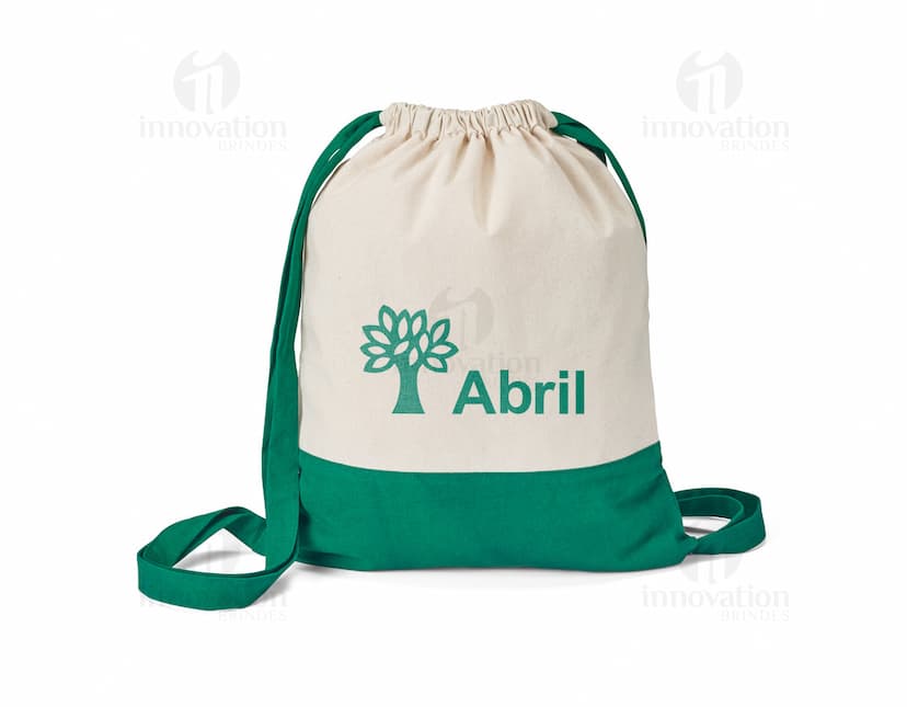 Mochila de algodão preta com bolso, feita de material brilhante e resistente. O objeto único possui zíper, alça e é utilizado para viagens, compras e armazenamento de roupas.