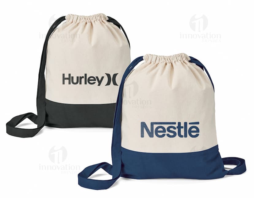 Mochila de algodão preta com bolso, feita de material brilhante e resistente. O objeto único possui zíper, alça e é utilizado para viagens, compras e armazenamento de roupas.